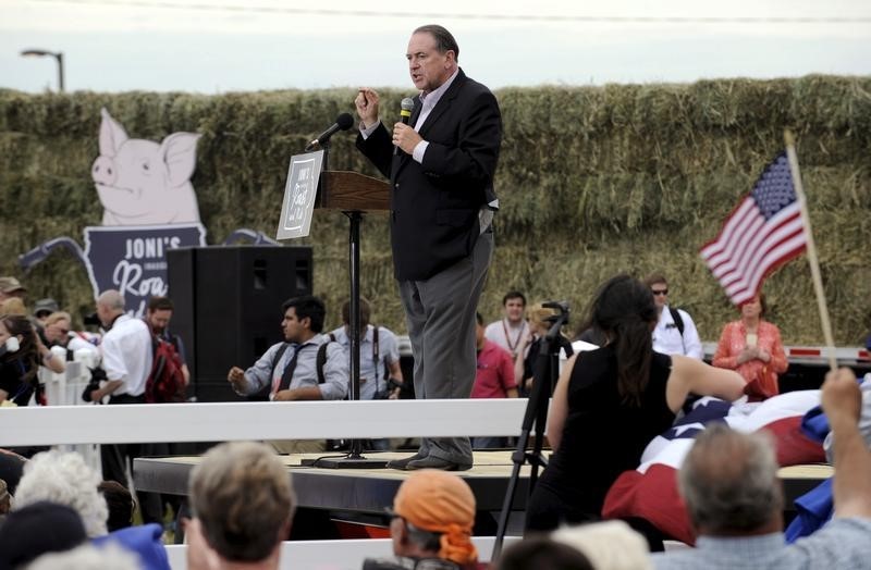 © Reuters. U.S. Republican presidential candidate Mike Huckabee speaks during a "Roast & Ride" campaign event at the Central Iowa Expo in Boone, Iowa 