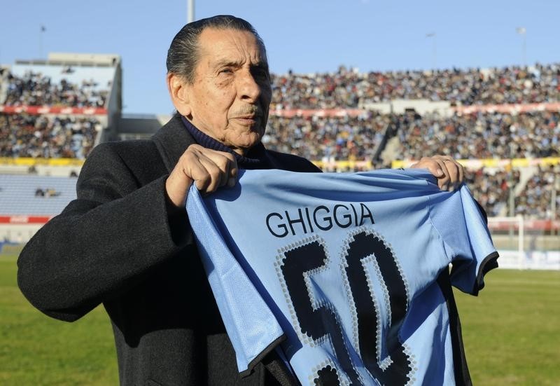 © Reuters. Alcides Edgardo Ghiggia no Estádio Centenário, em Montevidéu