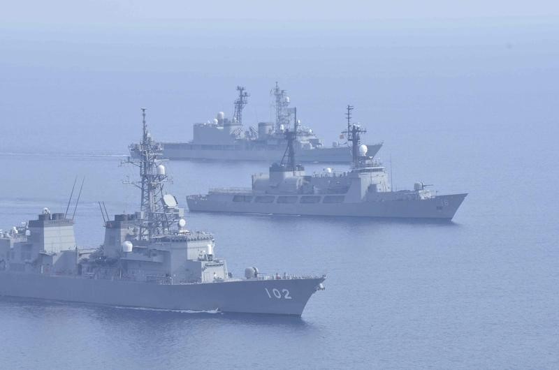 © Reuters. Japanese Maritime Self-Defence Force's destroyers Harusame and Amagiri sail side by side with Philippine warship BRP Ramon Alcaraz as they make a formation during their joint naval drill in South China Sea