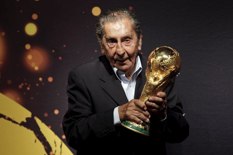 © Reuters. Former soccer player Alcides Ghiggia poses with golden trophy during FIFA Trophy Tour in Montevideo