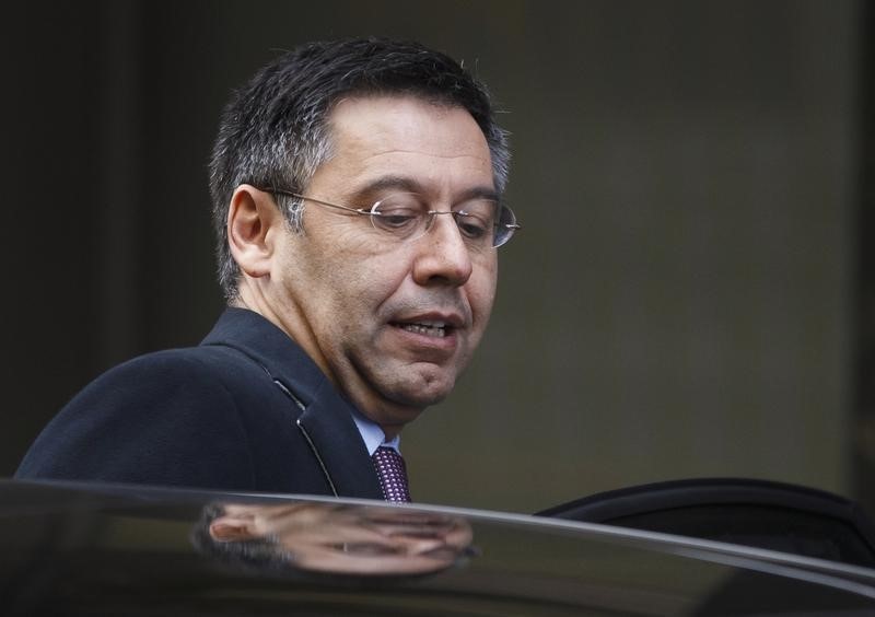 © Reuters. Barcelona President Josep Maria Bartomeu gets in a car as he leaves Spain's high court in Madrid