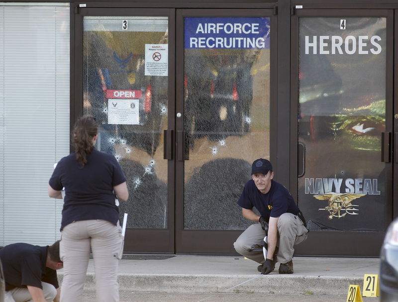 © Reuters. Los investigadores buscan los motivos tras el tiroteo contra Marines en Tennessee
