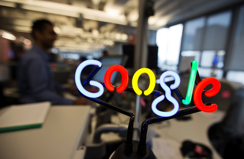 © Reuters. Un logo de Google realizado en neón en una oficina de la compañía en Toronto