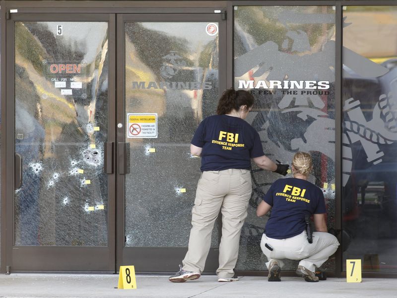 © Reuters. Agentes do FBI analisando cena do crime em Chattanooga, nos Estados Unidos