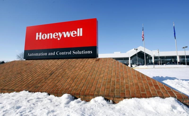 © Reuters. View of corporate sign outside the Honeywell International Automation and Control Solutions manufacturing plant in Golden Valley