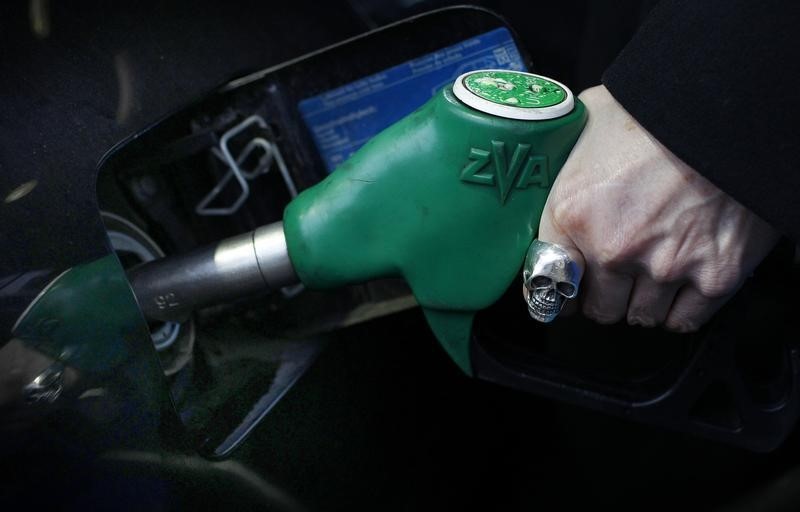 © Reuters. A woman fuels her car at a petrol station in London