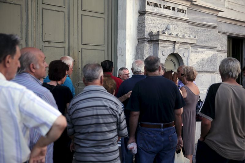 © Reuters. Pensionistas esperam do lado de fora de agência bancária em Atenas