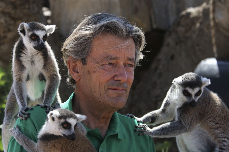 © Reuters. Jean-Jacques Lesueur com lêmures do zoológico de  Atenas