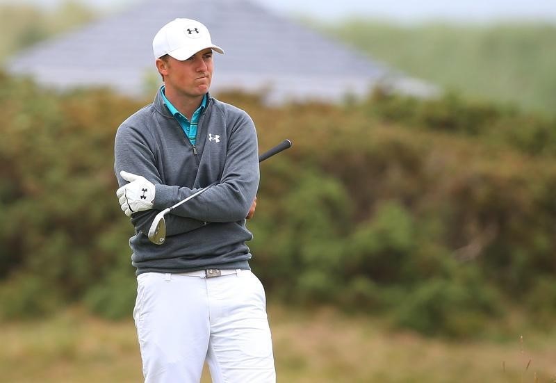 © Reuters. Spieth of the U.S. reacts after chipping onto the 15th green during the first round of the British Open golf championship on the Old Course in St. Andrews, Scotland