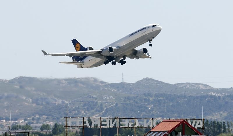 © Reuters. La UE insta a hacer reconocimientos a los pilotos tras el caso de Germanwings