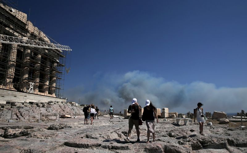 © Reuters. Decenas de personas huyen de sus casas por incendios en Grecia 