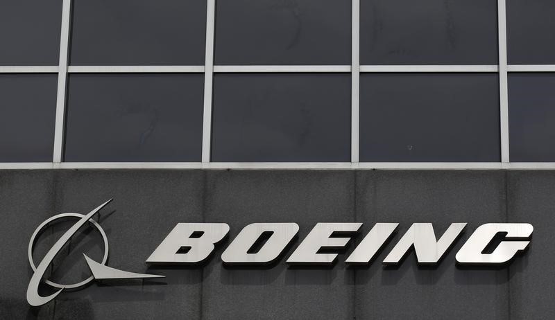 © Reuters. BOEING PASSERA UNE LOURDE CHARGE SUR SON AVION RAVITAILLEUR