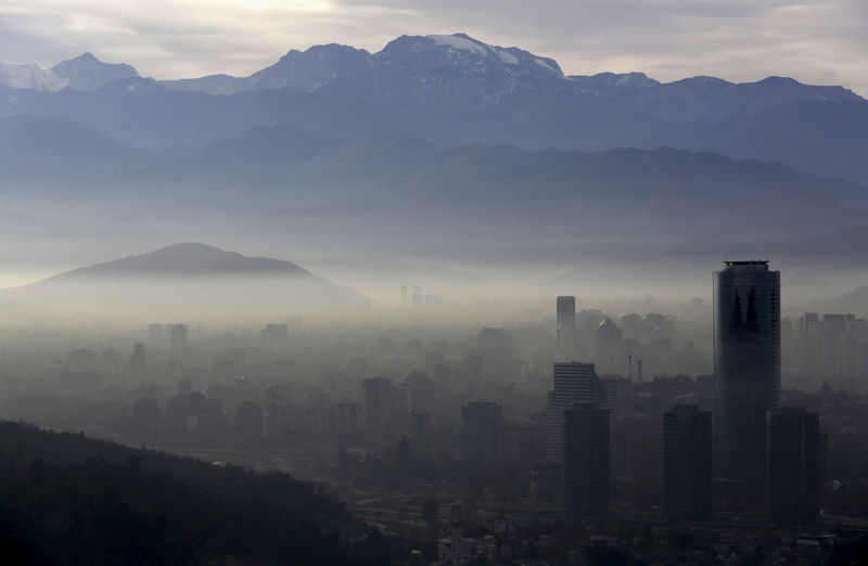 © Reuters. Nevoeiro cobre Santiago, capital do Chile, em junho