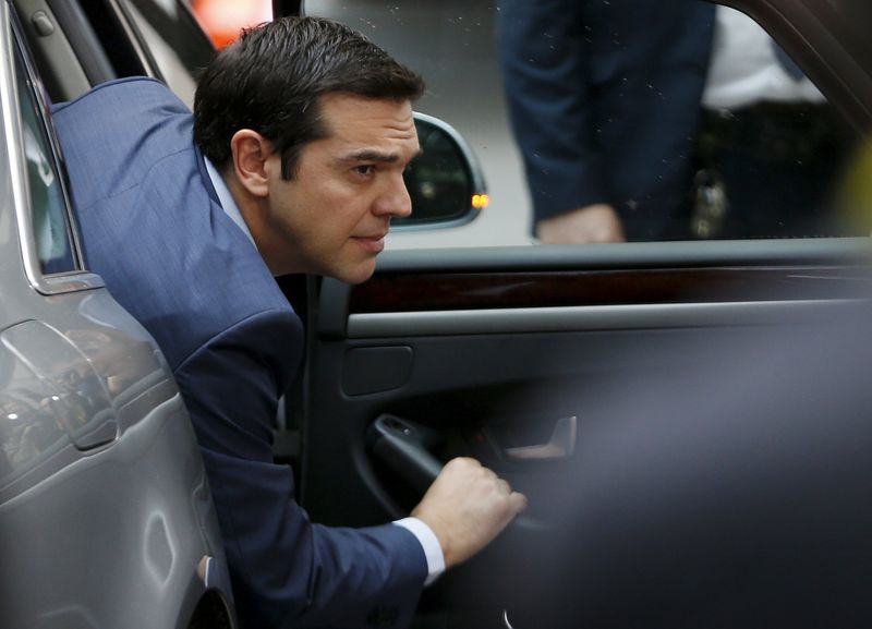 © Reuters. Tsipras reemplaza a los rebeldes de su Gobierno