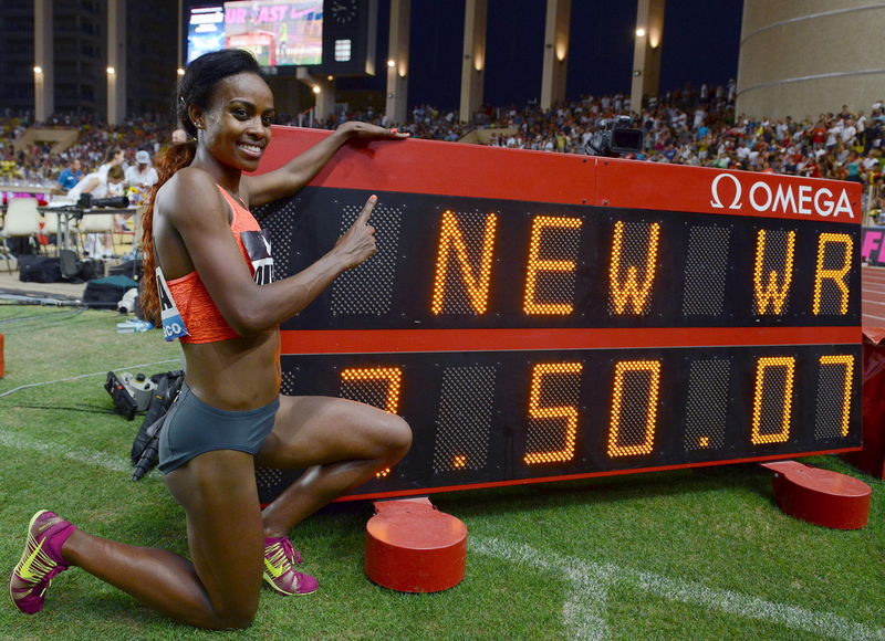 © Reuters. Genzebe Dibaba, da Etiópia, comemora seu novo recorde mundial dos 1.500 metros