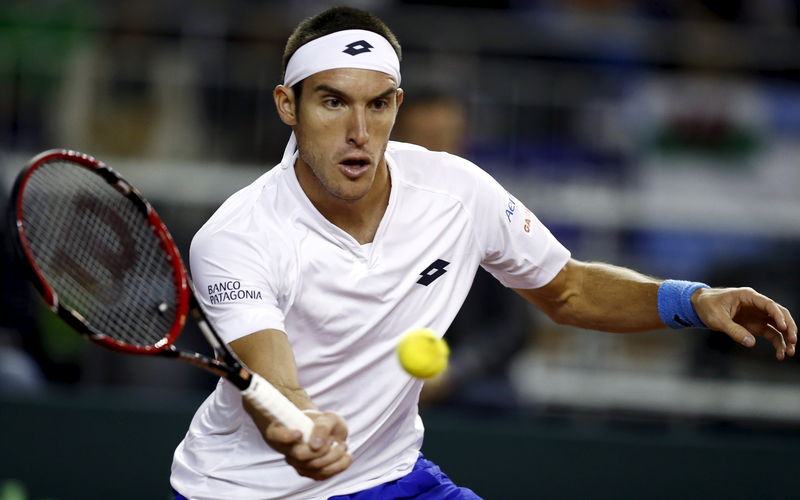 © Reuters. Argentino Leonardo Mayer enfrenta o sérvio Filip Krajinovic pela Copa Davis