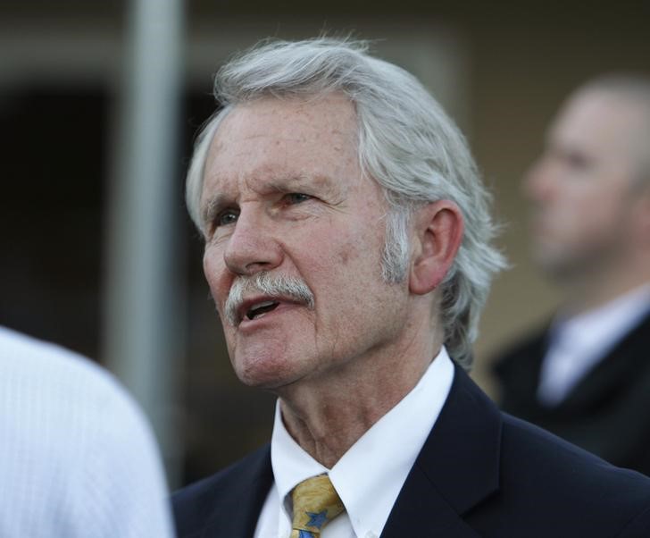 © Reuters. Oregon Governor Kitzhaber attends prayer vigil after a shooting at Reynolds High School in Troutdale, Oregon