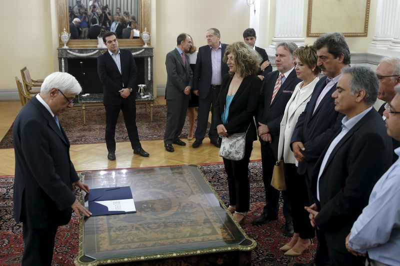 © Reuters. Los nuevos ministros griegos toman posesión de sus cargos tras la remodelación