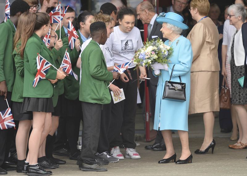 © Reuters. Britain's Queen Elizabeth and Prince Philip visit Sydney Russell School in Dagenham, east London