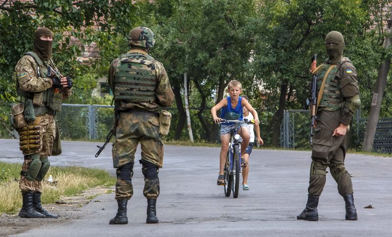 © Reuters. Tres civiles y un militar mueren en un bombardeo rebelde en Ucrania