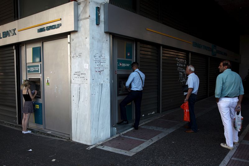 © Reuters. Los bancos griegos reabrirán el lunes 20 de julio según un decreto gubernamental