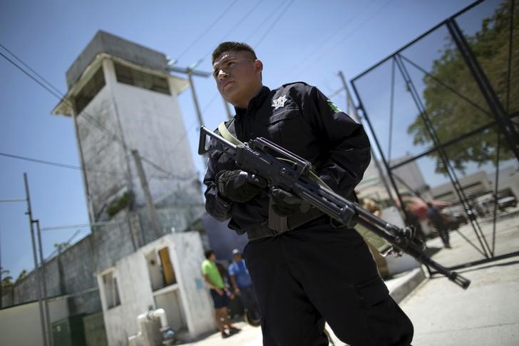© Reuters. Bajos salarios empujan a guardias de prisiones a una espiral de corrupción en México