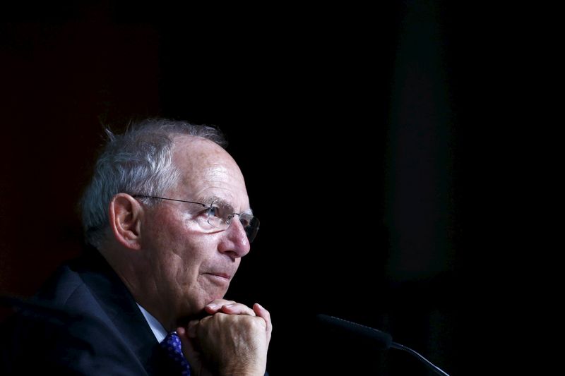 © Reuters. German Finance Minister Schaeuble pauses during a Bundesbank banking congress in Frankfurt