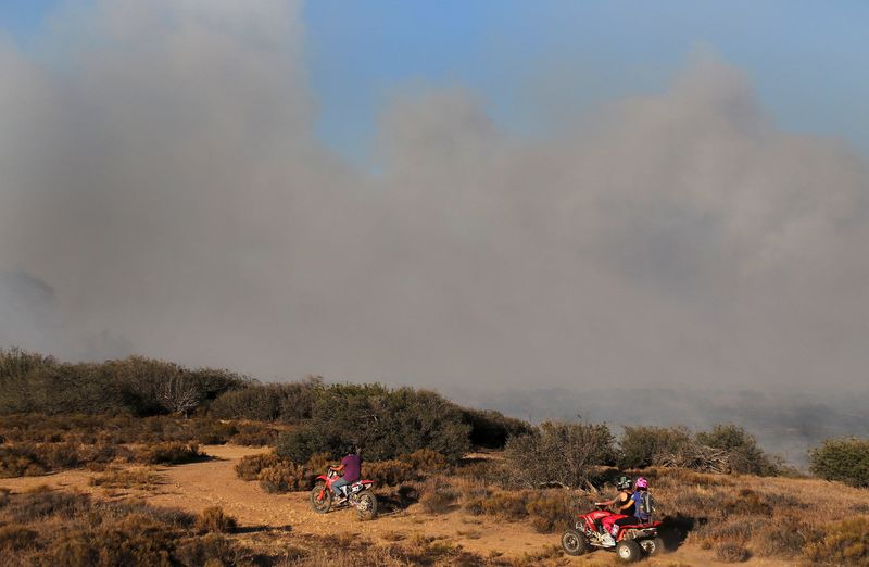 © Reuters. Incendios forestales en California obligan a evacuar campamentos 