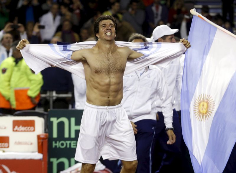 © Reuters. El tenista argentino Carlos Berlocq celebra tras derrotar a Serbia en cuartos de final de dobles por Copa Davis en Buenos Aires