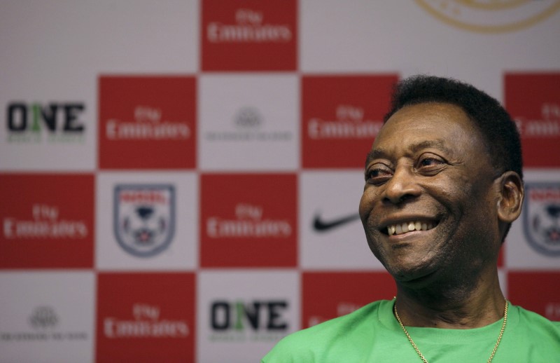 © Reuters. En la imagen de archivo, el legendario ex futbolista brasileño Pelé asiste a una conferencia de prensa en La Habana