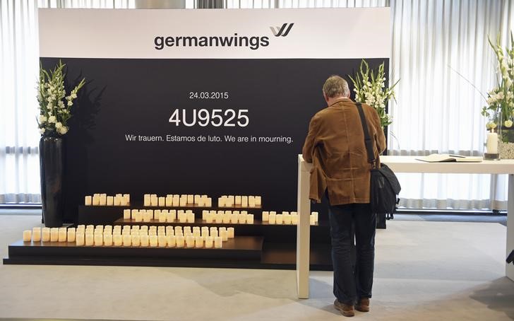 © Reuters. En la imagen de archivo, un accionista de Lufthansa firma un libro de condolencias por las víctimas del vuelo 4U9525 de Germanwings antes de la reunión anual de accionistas en Hamburgo, Alemania