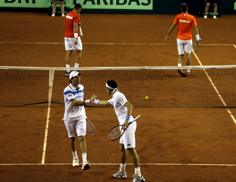 © Reuters. Argentina's Mayer and Berlocq celebrate a point during their Davis Cup men's doubles quarter-final tennis match against Serbia's Troick and Zimonjic in Buenos Aires