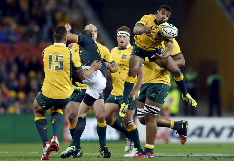 © Reuters. Australia's Wallabies Will Genia attempts to recover the ball against South Africa's Springboks during their Rugby Championship match in Brisbane