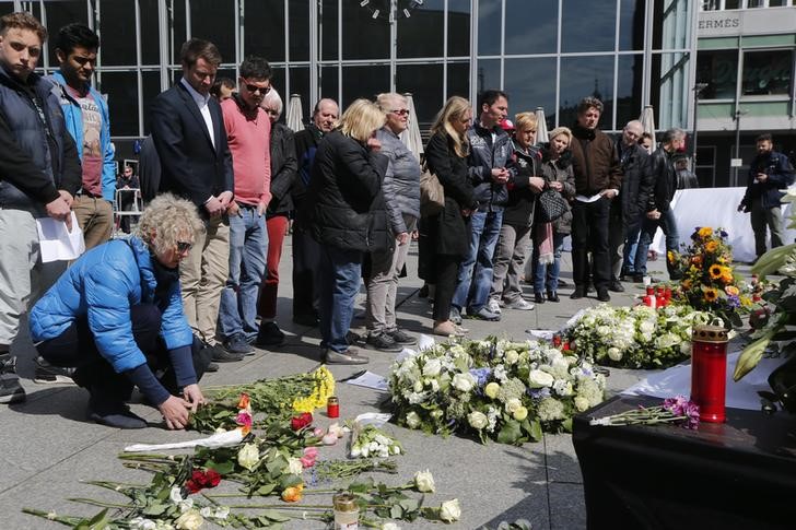 © Reuters. Familias de víctimas del avión de Germanwings rechazan oferta compensación 