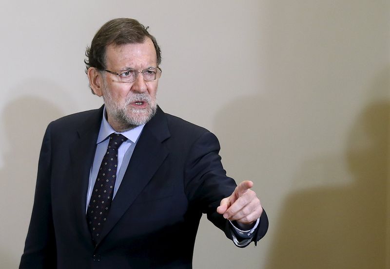 © Reuters. Rajoy se aferra a su hoja de ruta electoral