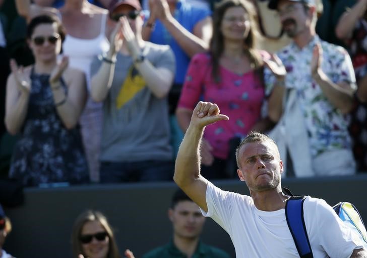 © Reuters. El veterano Lleyton Hewitt mete a Australia en semifinales de la Copa Davis