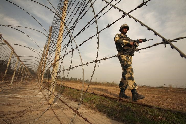 © Reuters. File photo of an Indian BSF soldier patrolling near the fenced border with Pakistan in Suchetgarh