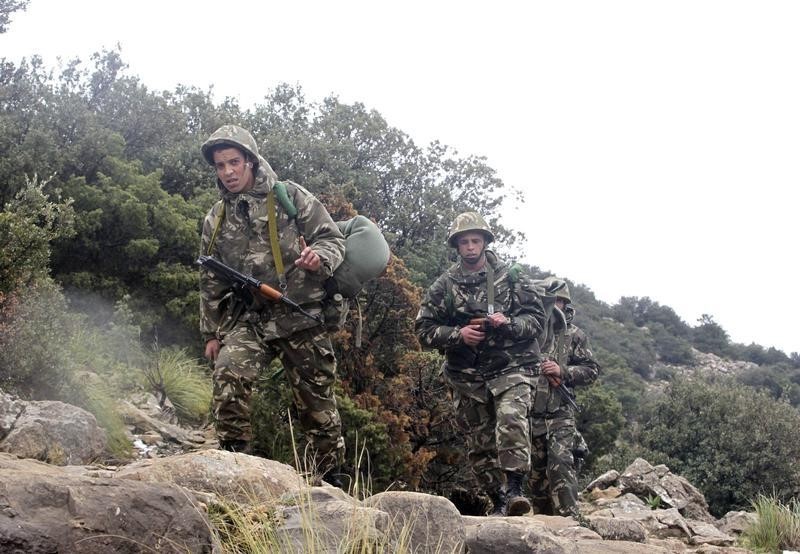 © Reuters. Nueve soldados argelinos mueren en un ataque reivindicado por al Qaeda