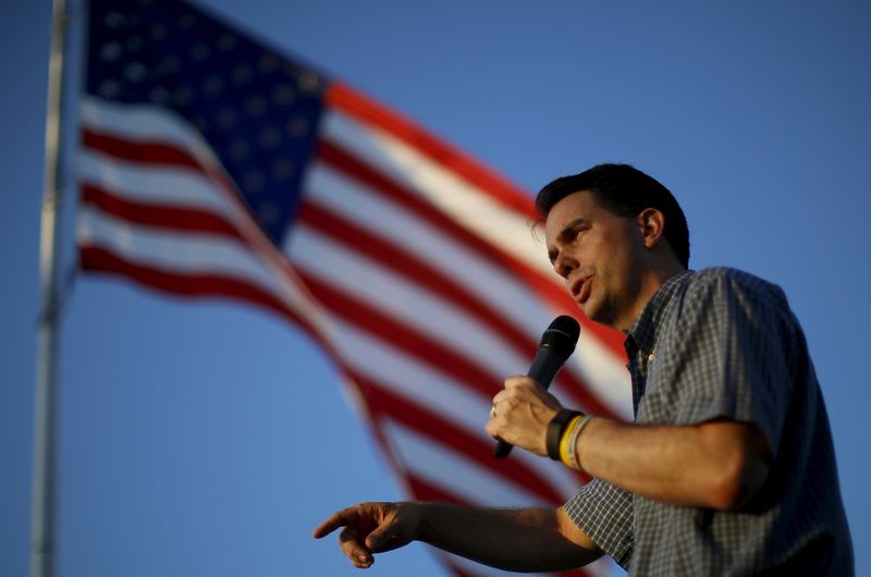 © Reuters. U.S. Republican presidential candidate Scott Walker speaks at a campaign stop in Haverhill