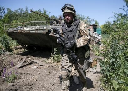 © Reuters. تبادل الاتهامات بين الجيش الأوكراني والانفصاليين بقصف وسط دونيتسك