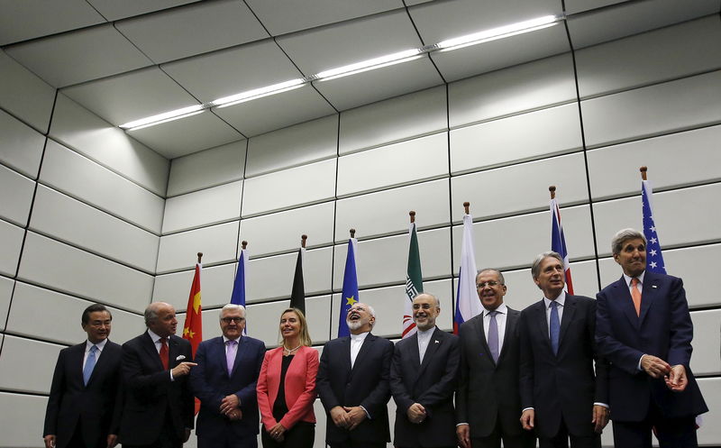 © Reuters. Ministers and officials pose for a group picture at the United Nations building in Vienna