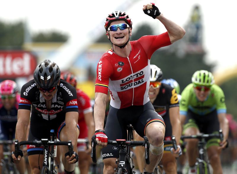 © Reuters. Lotto-Soudal rider Greipel of Germany celebrates as he crosses the finish line of the 15th stage of the 102nd Tour de France cycling race