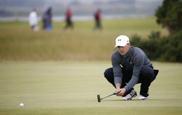 © Reuters. Spieth of the U.S. lines up his putt on the sixth hole during the third round of the British Open golf championship on the Old Course in St. Andrews, Scotland