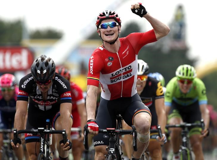 © Reuters. Greipel gana la décimo quinta etapa del Tour, Froome continúa líder