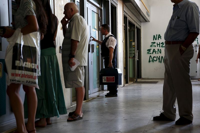 © Reuters. Bancos griegos están listos para reabrir el lunes; se prevén largas filas