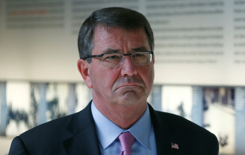 © Reuters. En la imagen de archivo, el secretario de Defensa de Estados Unidos, Ashton Carter, visita el memorial del Holocausto en Berlín