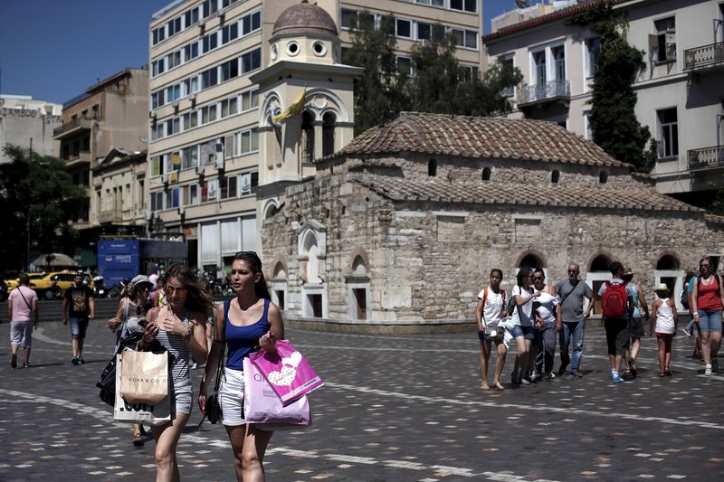 © Reuters. People make their way on Monastiraki square in central Athens