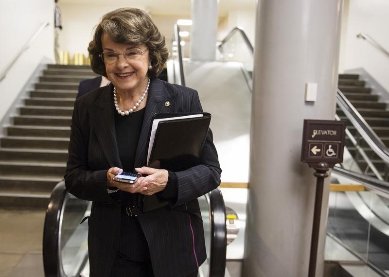 © Reuters. U.S. Senator Feinstein walks after the vote approving Lynch to be Attorney General, in Washington