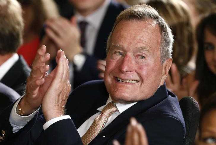 © Reuters. En la imagen de archivo, el ex presidente de Estados Unidos George H. W. Bush aplaude durante un evento en la Casa Blanca en Washington