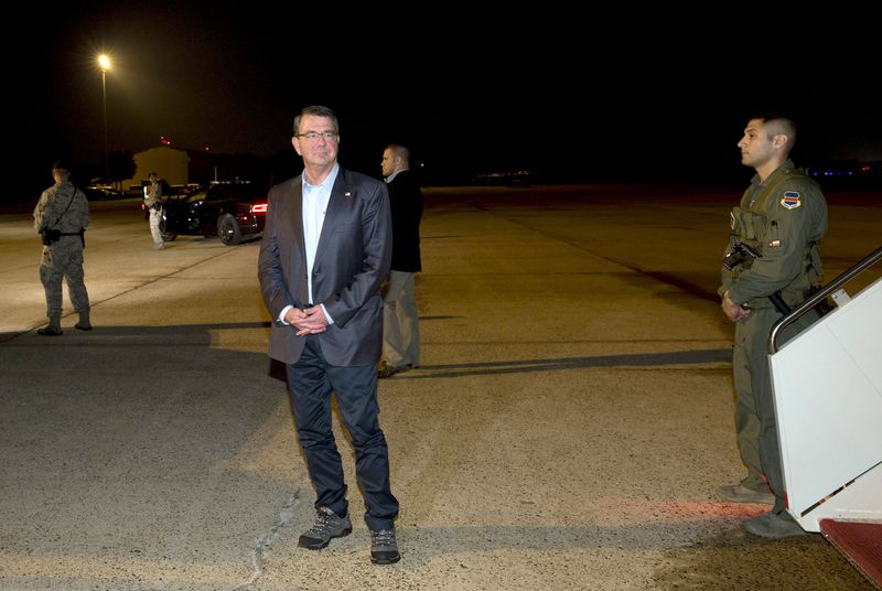 © Reuters.  U.S. Defense Secretary Carter pauses on tarmac as he boards his plane en route to Tel Aviv in Andrews Air Force Base